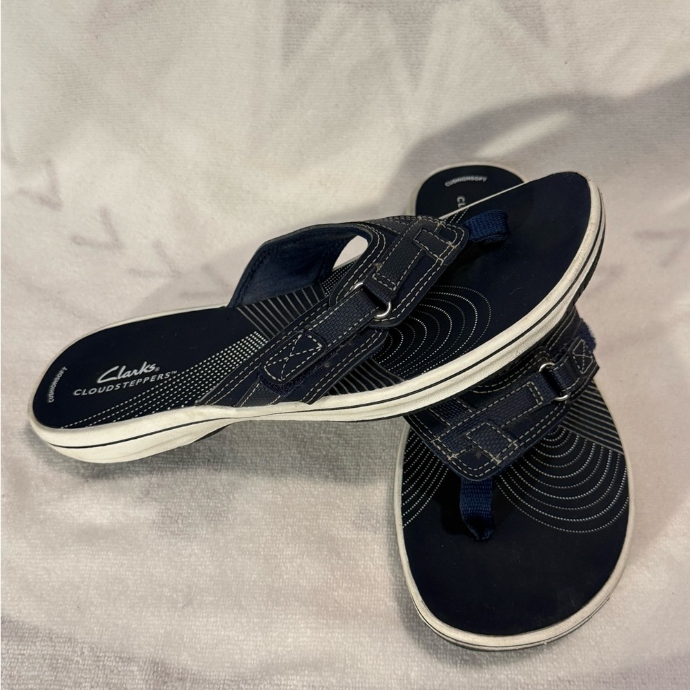 Clarks Cloudsteppers Women’s 9 Navy CushionSoft Thong Sandals Comfort Flip Flops